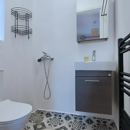 Apartment A Modern Renovated Maisonette Nikaia *